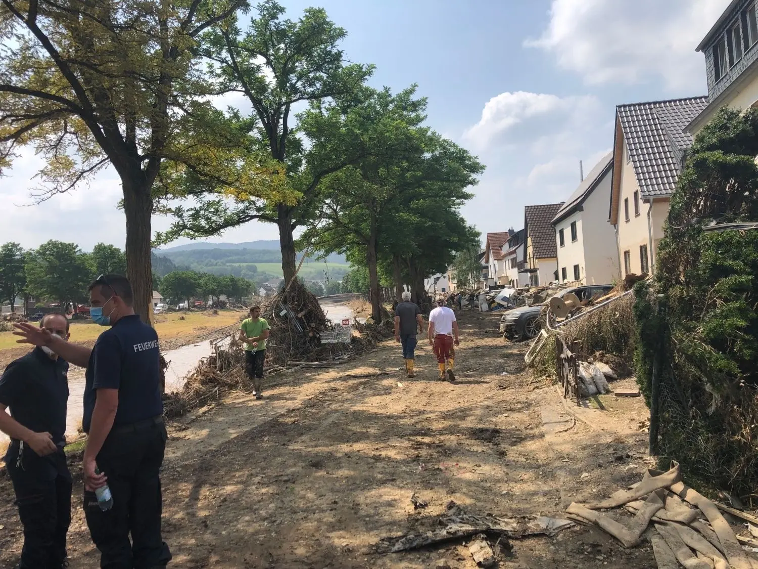 Impressionen aus dem Ahrtal: Überall stehen beschädigte Fahrzeuge, Straßen sind zerstört, Müll türmt sich.