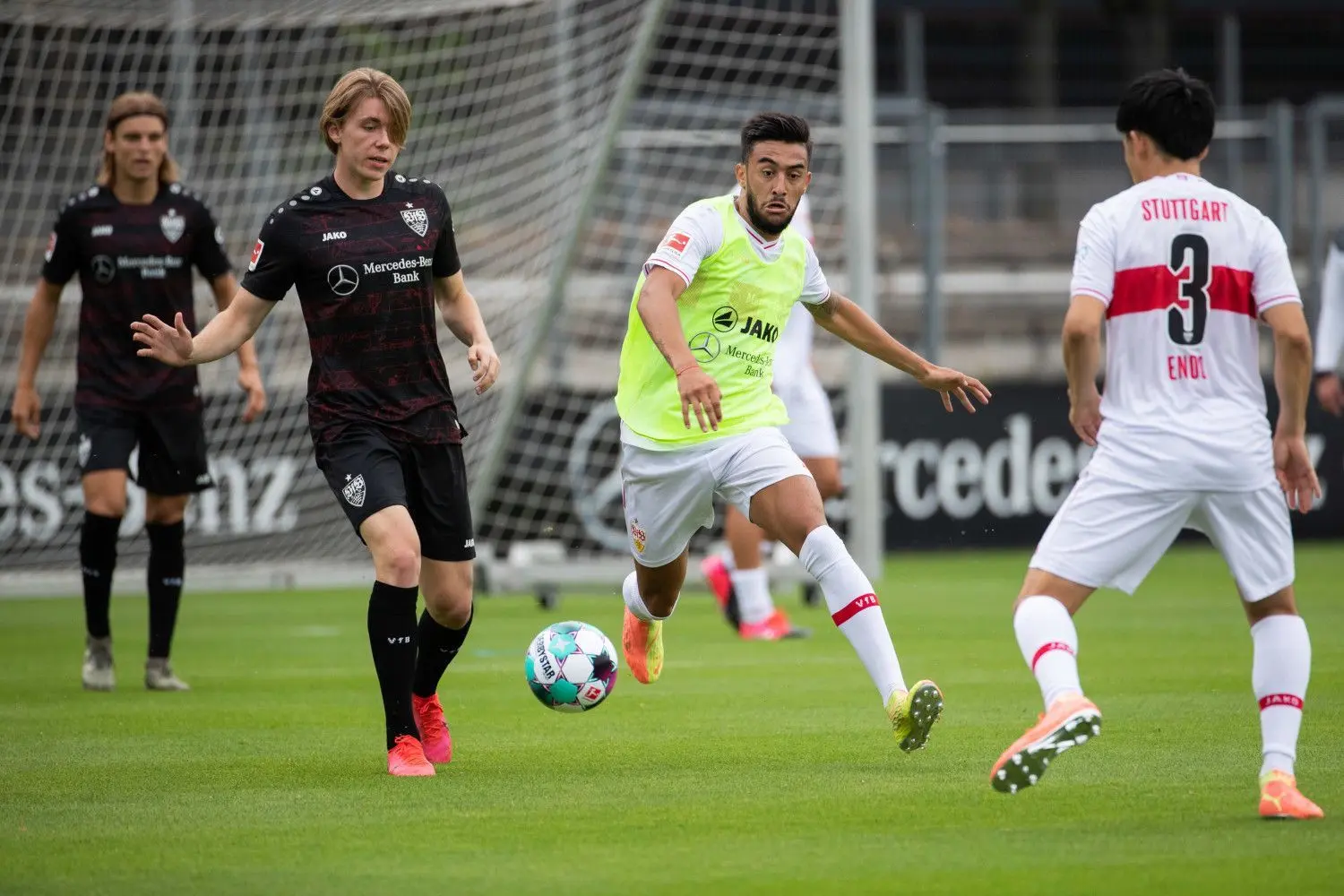 Erstes Mannschaftstraining des VfB Stuttgart in der neuen Saison. Angreifer Stuttgarts Nicolas Gonzalez (Zweiter von rechts) will denn Klub verlassen. Ob er tatsächlich geht, ist offen. ⇥Foto: Tom Weller/dpa