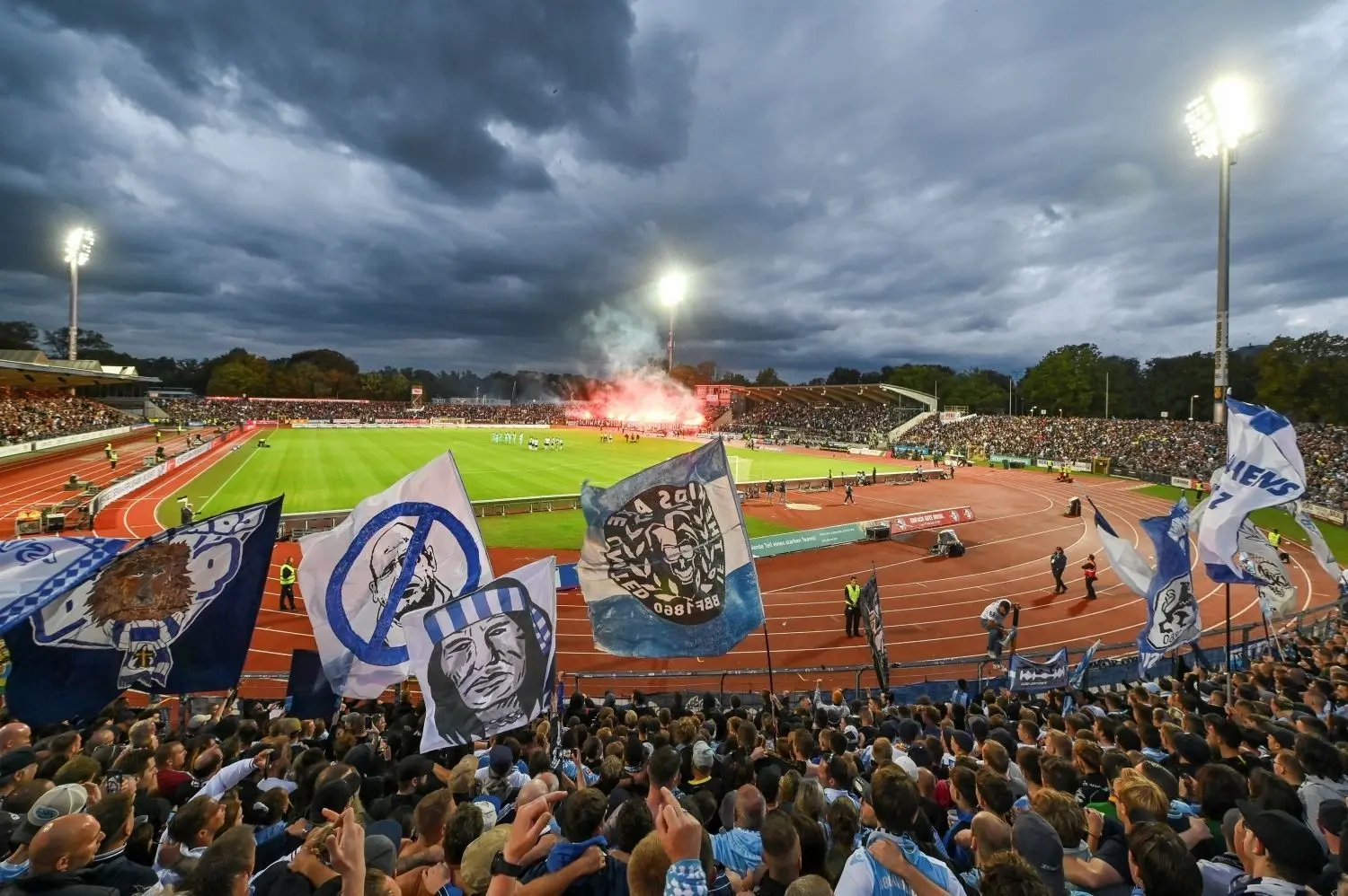 Mit 17 000 Zuschauern war das Donaustadion ausverkauft. Gegen Dynamo Dresden wird das im zweiten Heimspiel in Folge der Fall sein.