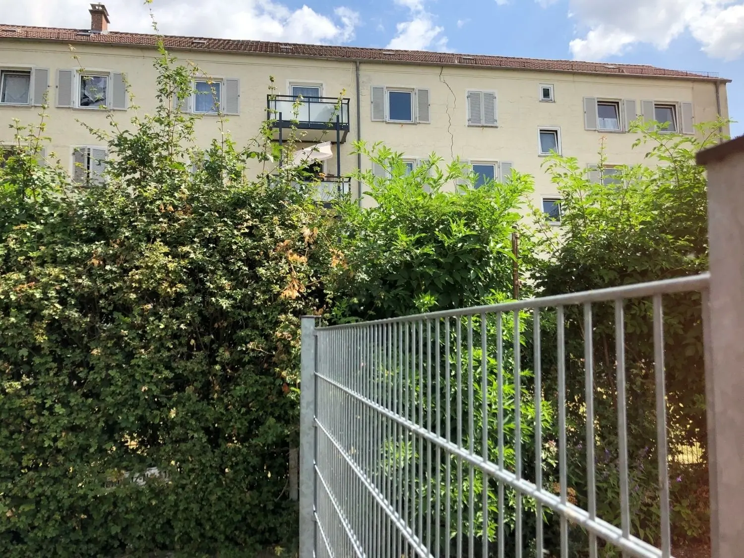 Unübersehbar: Risse ziehen sich von oben nach unten durch dieses Haus direkt neben der Baugrube des Heiners. Nun hat der Statiker die Reißleine gezogen.