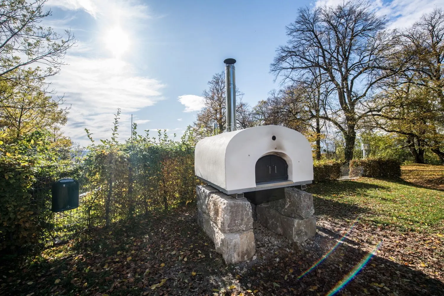 Ein Holzbackofen für den Garten.