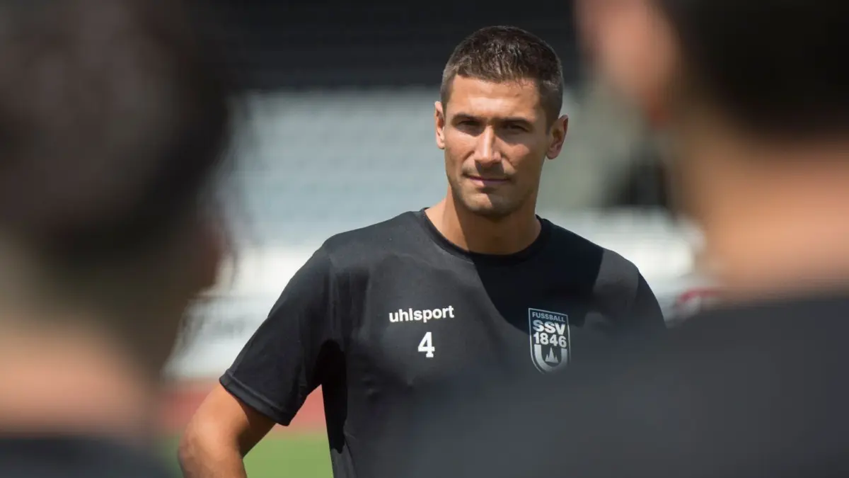 Florian Krebs hat vor zwei Jahren seine Karriere beendet. Sein Ex-Verein SSV Ulm 1846 Fußball, mit vielen ehemaligen Mitspielern, liegt dem ehemaligen Kapitän nach wie vor am Herzen.
Fußball: Saison-Auftakt SSV Ulm 1846 Fußball, Medientag im Donaustadion
mit Pressekonferenz, Einzelspielern, Imagebildern und Trainingsauftakt
Florian Krebs