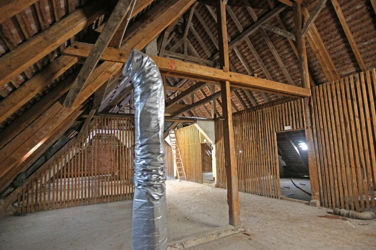 Die Dachgeschosse bieten genügend Platz für neue Wohnungen in insgesamt drei Gebäuden des früheren Fliegerhorstes.