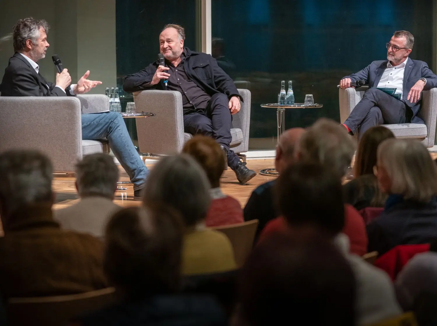 Jörg Bong im Ulmer Stadthaus: Die Fragen stellten Ulrich Becker (rechts), Chefredakteur der SÜDWEST PRESSE, und Kulturchef Jürgen Kanold.