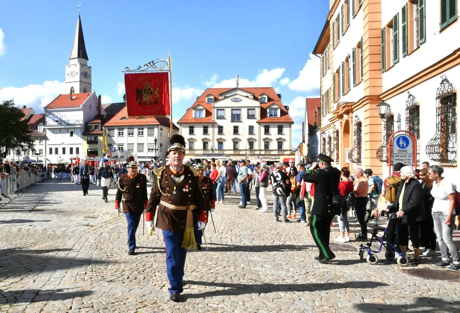 Musikkappellen aus Ehingen, historische Bürgerwachen und Milizen aus 48 Orten in Baden-Württemberg und rund 2000 Teilnehmer "im bunten Rock" waren am Sonntag zu Gast in Ehingen.