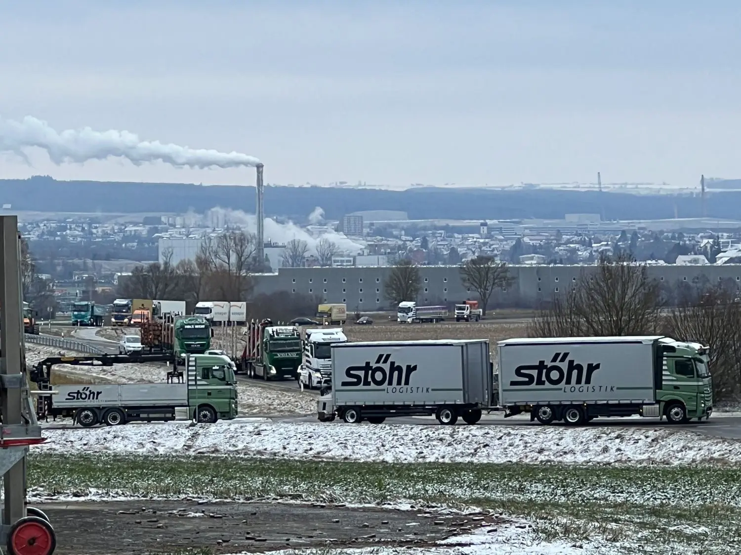 Bauernproteste in der Region... hier am Kreisverkehr in Ehingen-Weisel. Die Blockade des Kreisverkehrs durch Traktoren sorgte für einen langen Stau.