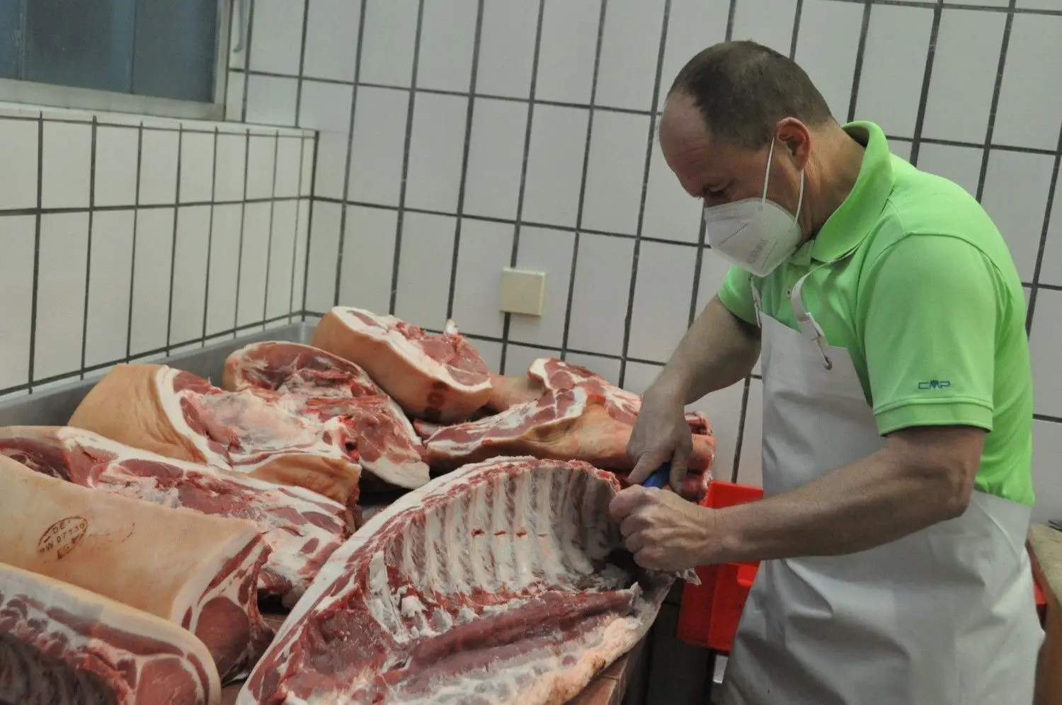 Alexander Schaibel zerlegt das Schwein.