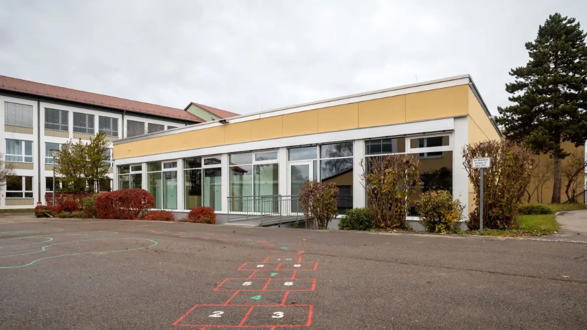 An der Michel–Buck–Schule bleibt die Schwimmhalle vorerst geschlossen, um Energie zu sparen. Die Hausmeister haben aus der Not offenbar eine Tugend gemacht: In der Halle sind Möbel zwischengelagert.