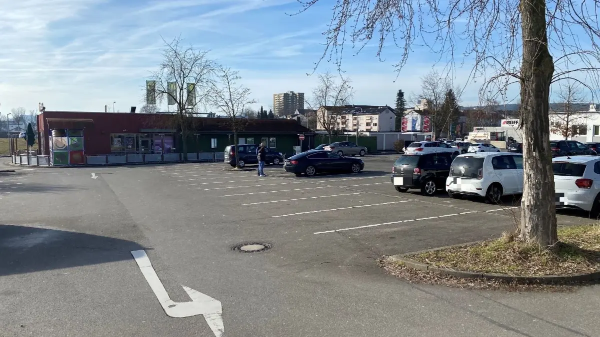 Auf dem McDonalds-Parkplatz in Ehingen ist es im Juli 2023 zu einer Gewalttat gekommen: Ein 24-Jähriger aus Ehingen hat einen Mann mit seinem Auto fast totgefahren. Die Anklage lautet auf versuchten Mord.