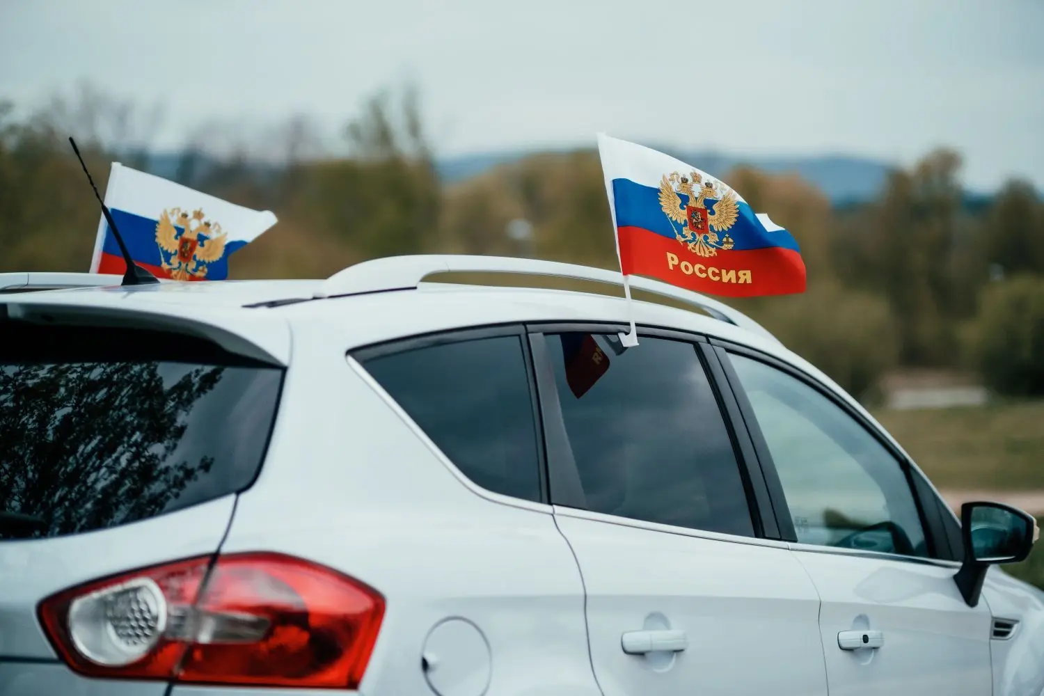 Fahnen waren erlaubt: Sofern sie verkehrssicher angebracht waren, durften die Teilnehmenden des Autokorsos Flaggen anbringen. Neben der deutschen und der russischen konnte auch die kasachische Flagge gesehen werden.