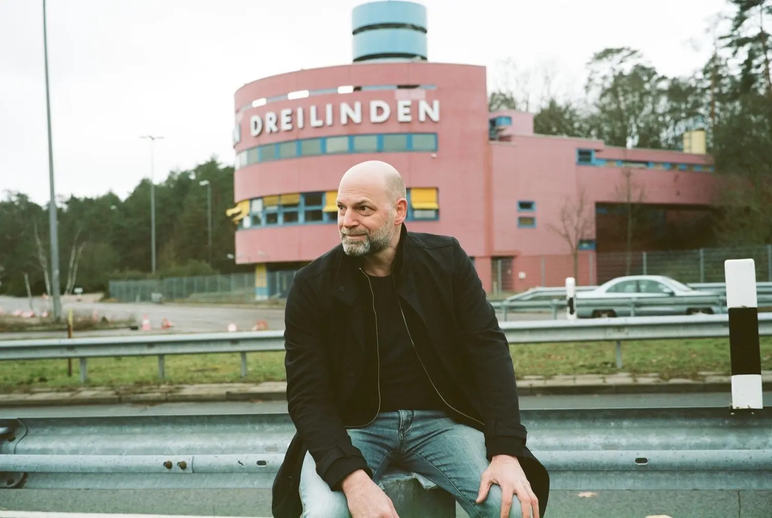 Privat ist Florian Werner überzeugter Fahrradfahrer, aber beruflich zog es ihn an die Autobahn: Dort recherchierte er für „Die Raststätte. Eine Liebeserklärung“. Allerdings nicht – wie auf dem Bild – in Berlin-Dreilinden, sondern in Garbsen-Nord bei Hannover.⇥