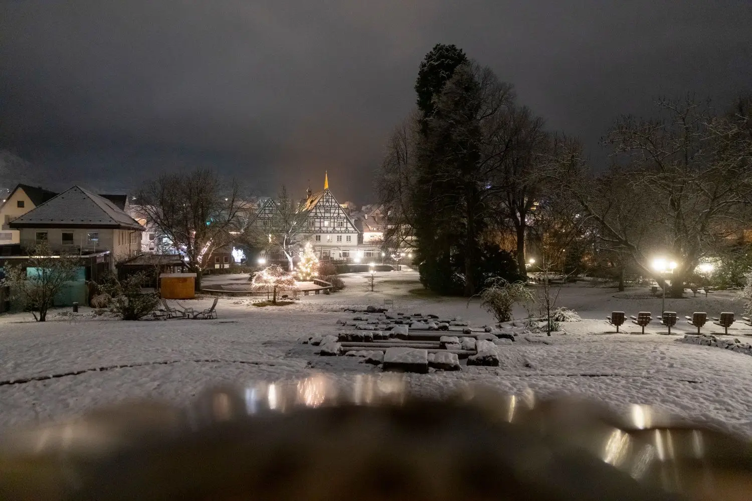 Weil sich in den vergangenen Jahren immer wieder Anwohner über Jugendliche und junge Erwachsene beschwert hatten, die zum Beispiel im Kurpark Alkohol tranken und feierten, führt die Polizei seit 2017 verstärkt Kontrollen im Umfeld der Landesberufsschule durch. ⇥