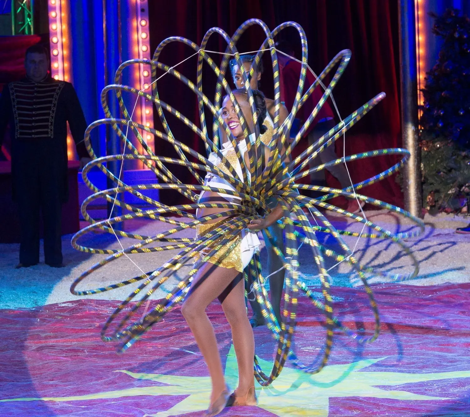Was man mit Hula-Hoop-Reifen alles machen kann! Tiblet und Selamawit von den „Black Diamonds“ in der Manege.⇥