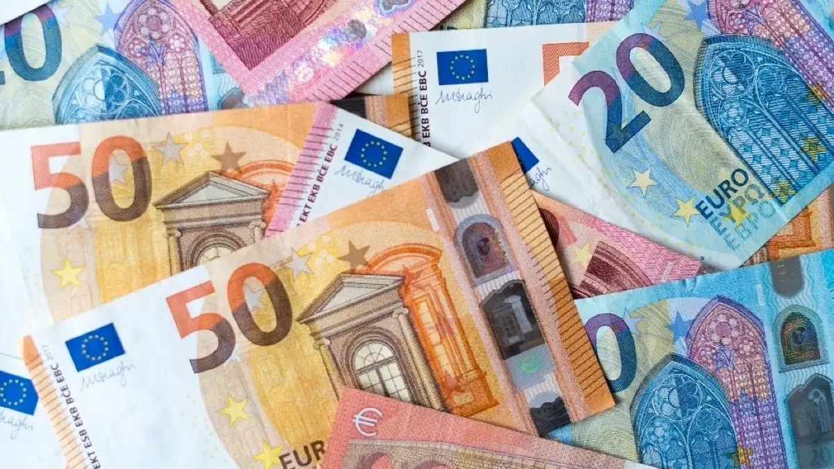 Zahlreiche Banknoten zu 10, 20 und 50 Euro liegen auf einem Tisch.
ARCHIV - 04.12.2018, Sachsen, Dresden: ILLUSTRATION - Zahlreiche Banknoten zu 10, 20 und 50 Euro liegen auf einem Tisch. (zu "Bisher über 500 Millionen Euro aus Corona-Rettungsschirm bewilligt") Foto: Monika Skolimowska/dpa-Zentralbild/dpa +++ dpa-Bildfunk +++