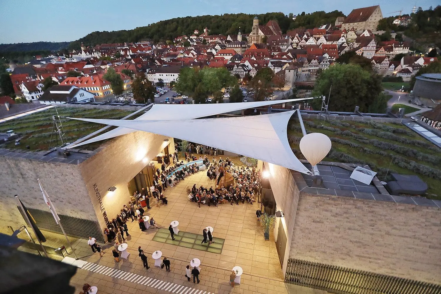Die Kunsthalle Würth und Hall an einem lauen Altweibersommerabend aus der Vogelperspektive: ideale Voraussetzungen für eine unterhaltsame Vernissage. ?  Weitere Fotos auf www.swp.de/schwaebisch_hall