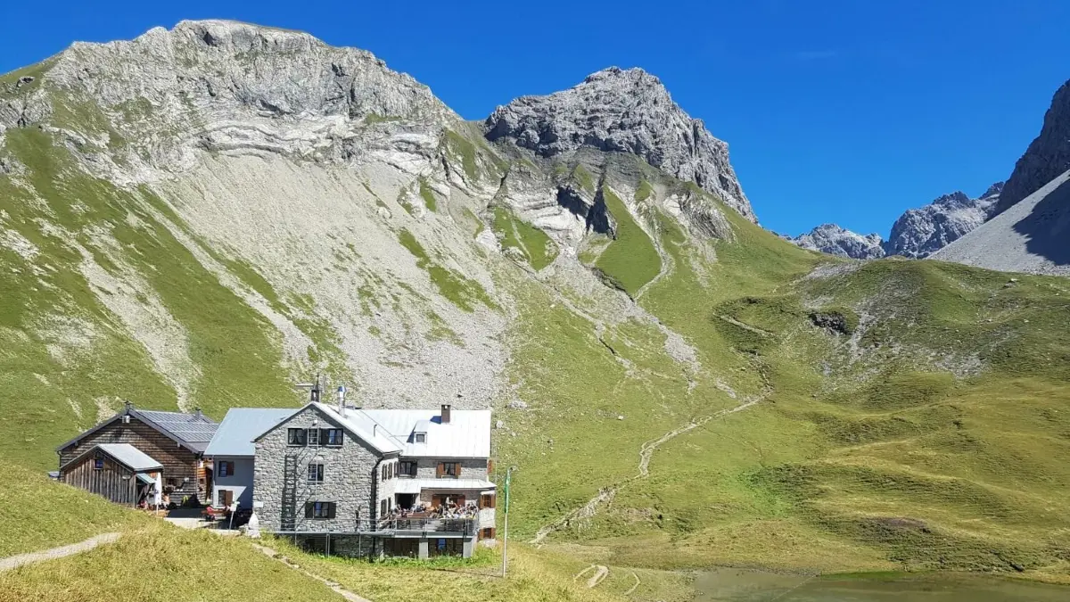 In imposanter Lage befindet sich auf 2091 Metern die Rappenseehütte – Das Ziel nach Tag 1.
Wanderserie - Der Heilbronner Höhenweg im Allgäu