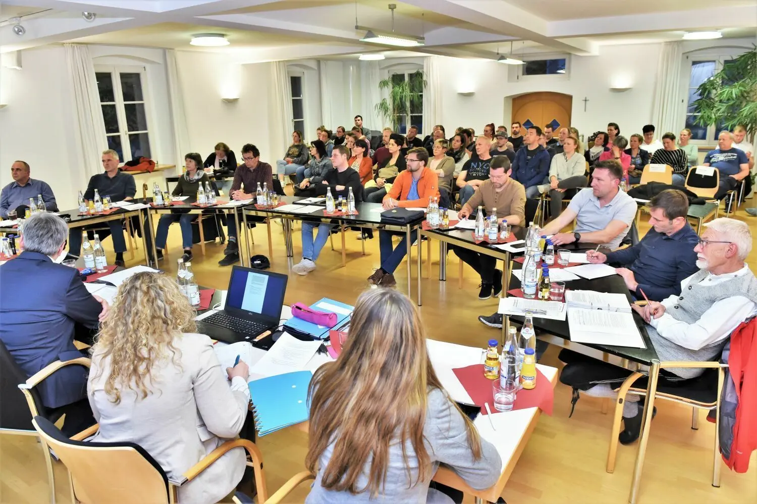 Mehrere Dutzend Zuhörer füllten die Stühle bei der Gemeinderatssitzung in Oberdischingen. Grund waren die in der Tagesordnung angekündigten Informationen zur Kinderbetreuung.⇥
