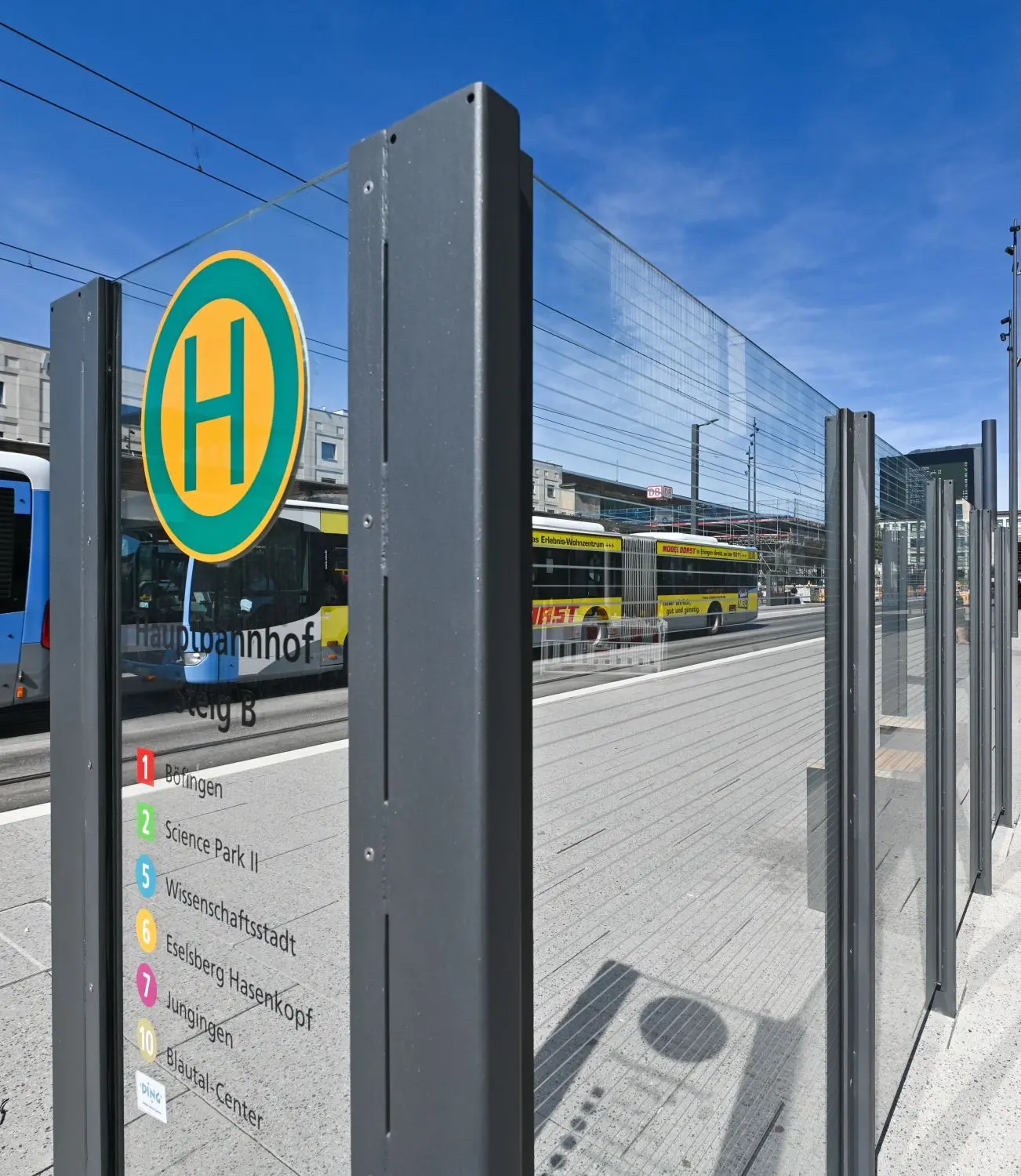 Neue Haltestellen der SWU Verkehr bekommen jetzt Linienmuster zum Vogelschutz.
