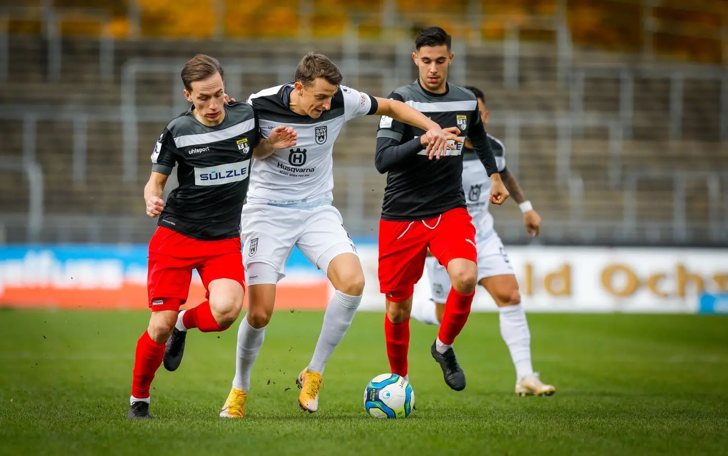 Lennart Stoll (Mitte) behauptet sich gegen zwei Balinger.⇥