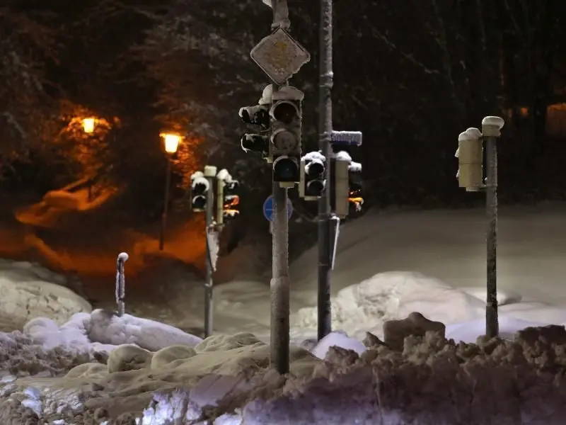 Ampeln stehen an einer Kreuzung in Schneehaufen. Foto: Karl-Josef Hildenbrand