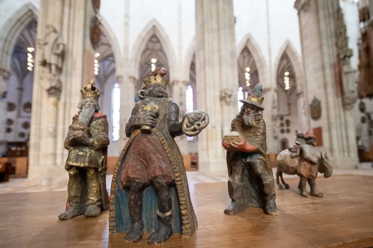 Die Figur des Melchior (2.v.r) steht mit den anderen Figuren der Heiligen Drei Könige im Ulmer Münster.