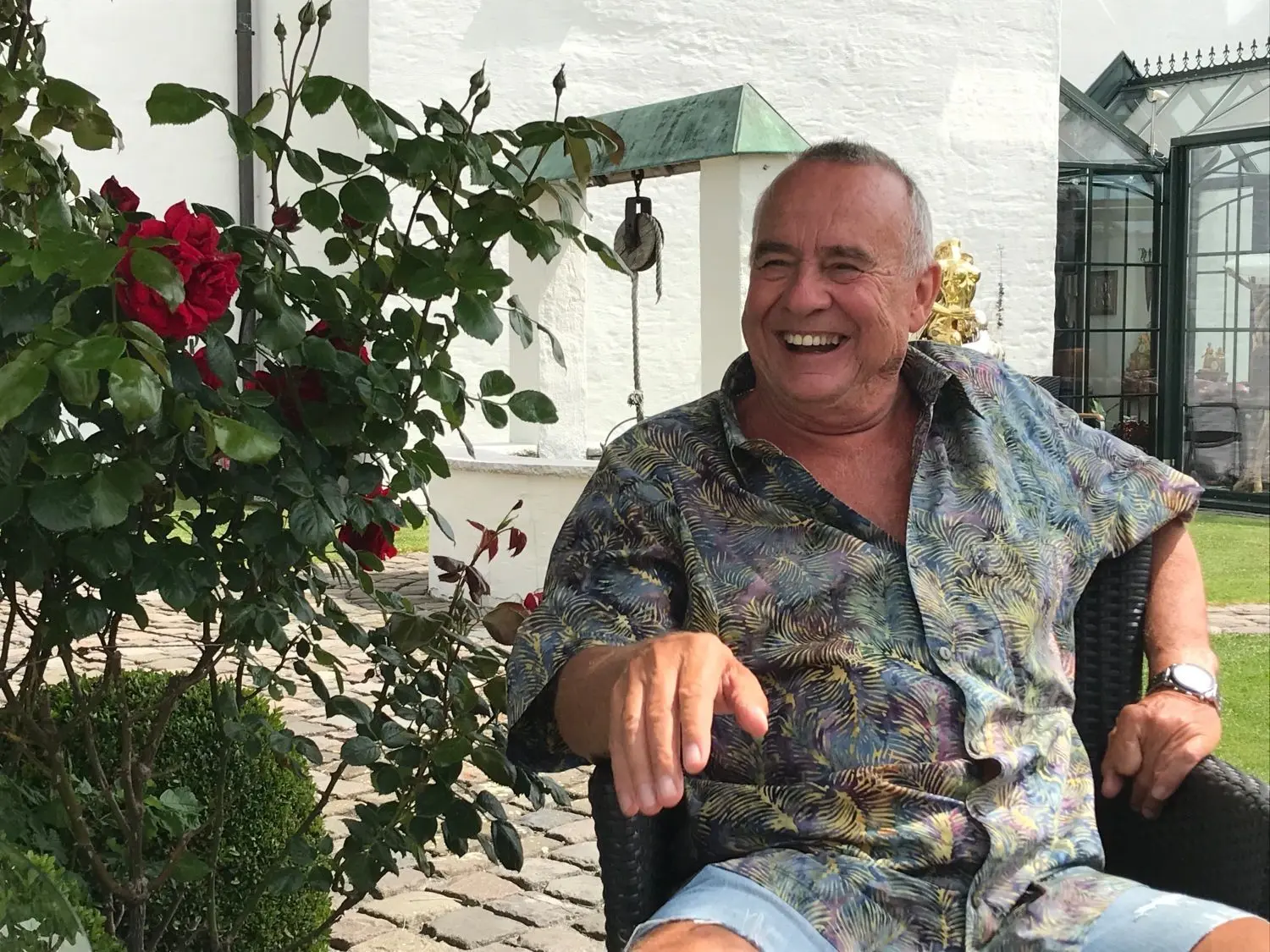 Mit sich im Reinen: Ernst Prost im Garten seines Schlosses in Leipheim.