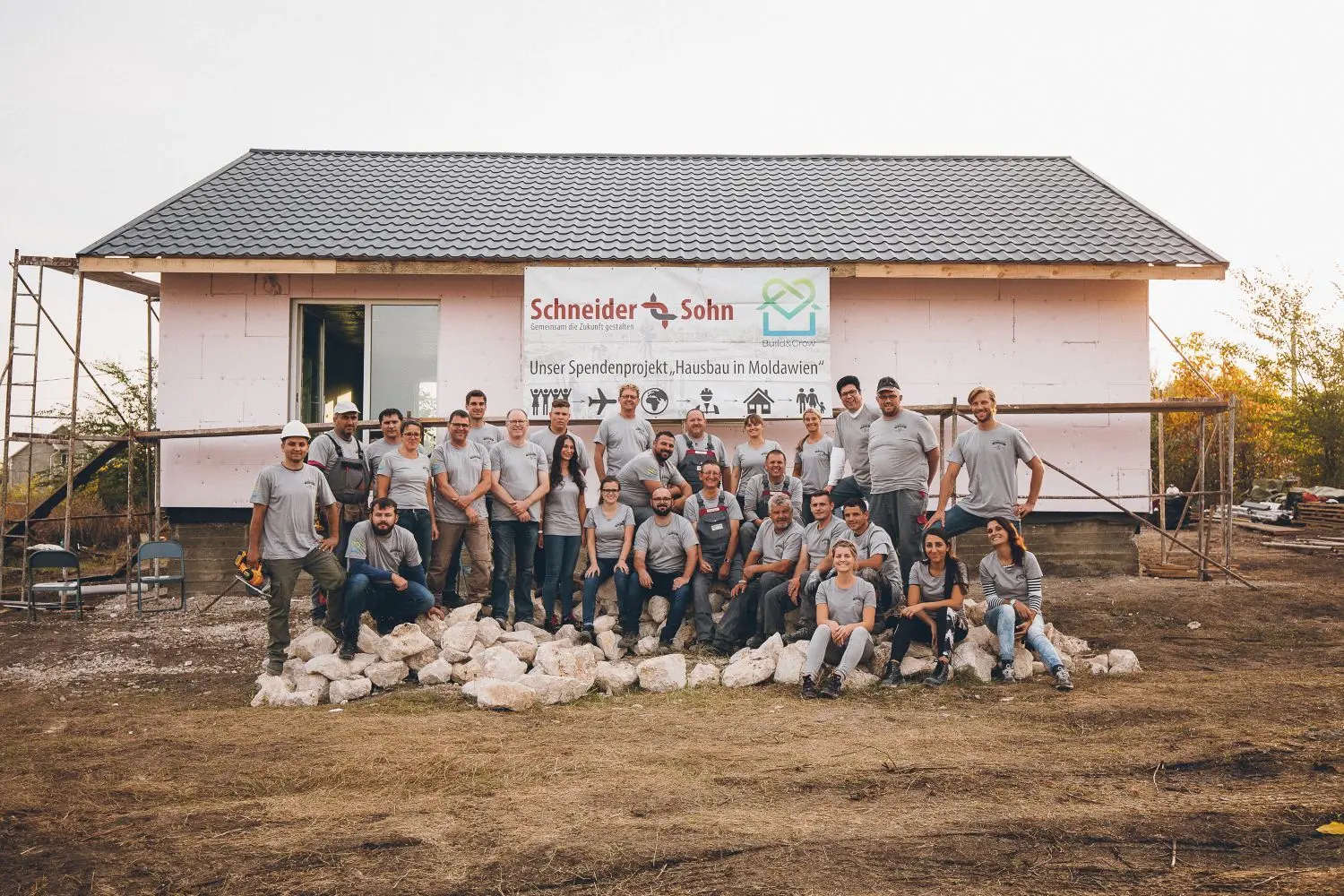 In drei Tagen erstellt: Das Team aus Hohenlohe mit moldawischen Kollegen vor dem einfachen, aber soliden Gebäude. ⇥