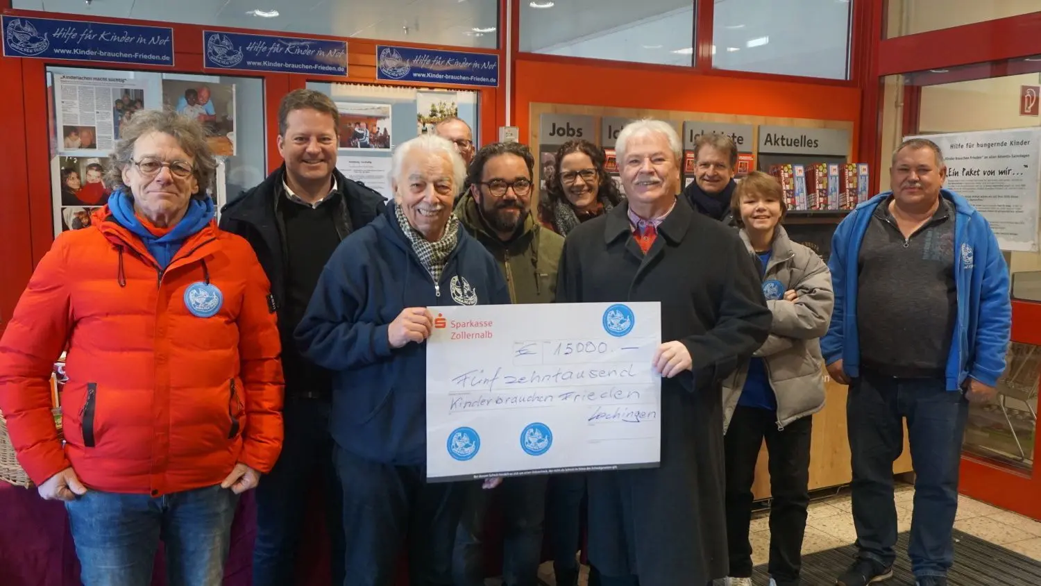 Eine 15 000 Euro Spende der Reinhold-Beitlich-Stiftung sorgt bei Mitgliedern des Vereins „Kinder brauchen Frieden“ und bei Vertretern aus Politik und Schule für eine schöne Vorweihnachtsfreude (v. l.):  Jürgen Fischer,  Bürgermeister Philipp Hahn, Hubert Rapp, Andreas Bierlmeier, Chris Kühn, Dina Rau, Hubert Bosch, Günther-Martin Pauli,  Luis Gehrman und  Jürgen Müller.