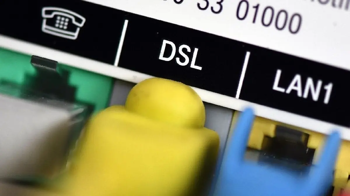 Ein falscher Router ist Schuld an der Telefonstörung.
ARCHIV - 28.11.2016, Nordrhein-Westfalen, Düsseldorf: Telefon- und Netzwerkkabel stecken in einem Router. Die Verbraucher in Deutschland wollen für einen Hochgeschwindigkeitszugang zum Internet nur wenig mehr bezahlen als für langsamere Internetanschlüsse. (zu dpa «Umfrage: Verbraucher wollen für schnelles Internet kaum mehr bezahlen» vom 27.04.2018) Foto: Federico Gambarini/dpa +++ dpa-Bildfunk +++