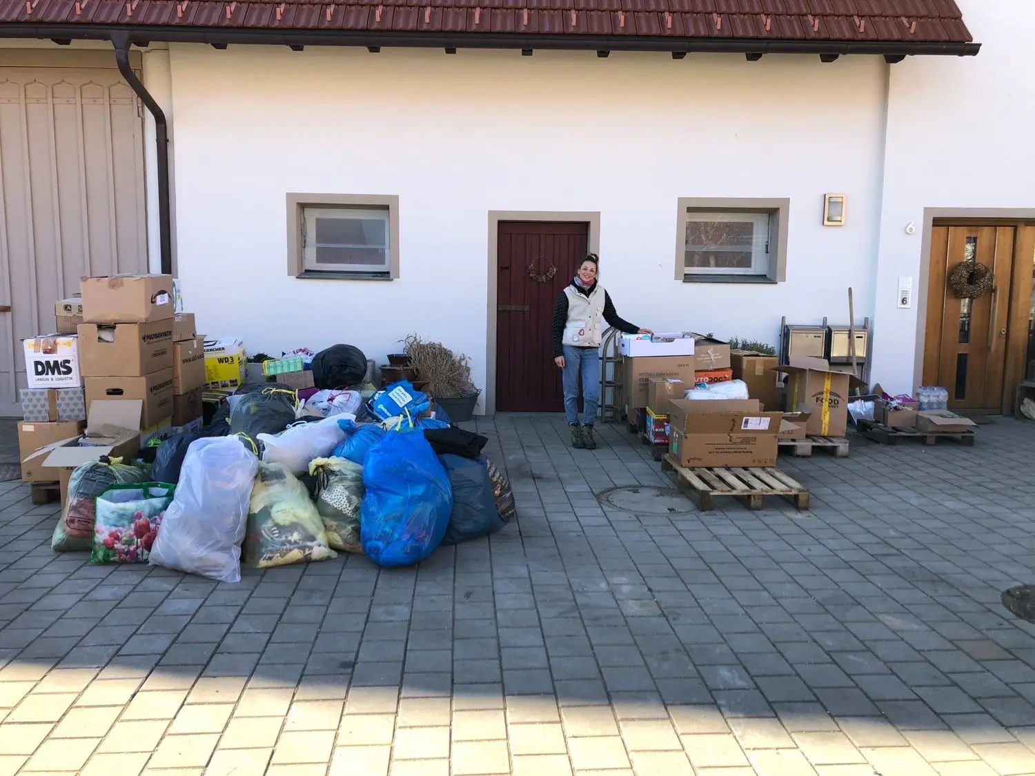 Carina Schneider inmitten der Spenden, die auf ihrem Hof in Grabenstetten eingegangen sind.