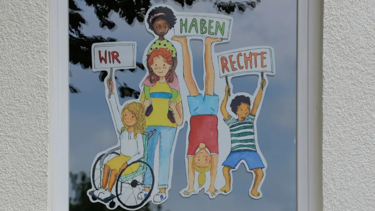 Der Ortsverband Ulm/Neu-Ulm des Kinderschutzbundes hat seinen Sitz in der Olgastraße 125. Er ist Anlaufstelle für Eltern bei allen Fragen der Erziehung. In den Räumen dort bieten unter anderem Ehrenamtliche den begleiteten Umgang für Kinder an.
Kinderschutzbund - Jahresbericht; häusliche Gewalt, sexualisierte Gewalt gegenüber Kinder, die allein zu Hause Zugang zu digitalen Medien hatten (Coronazeit), gesucht werden Ehrenamtliche für begleiteten Umgang