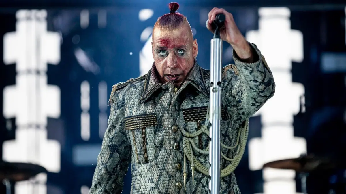 Sieht sich schwerwiegenden Vorwürfen gegenüber: Till Lindemann, Sänger von Rammstein
Till Lindemann, Frontsänger von Rammstein, tritt beim Konzert der Band Rammstein im Olympiastadion auf. Die aus Berlin stammende Gruppe tritt im Rahmen ihrer Europa Stadion Tour im Olympiastadion auf. ACHTUNG: Nur zur redaktionellen Verwendung im Zusammenhang mit der Berichterstattung über die Rammstein „Europe Stadion Tour 2019“. +++ dpa-Bildfunk +++