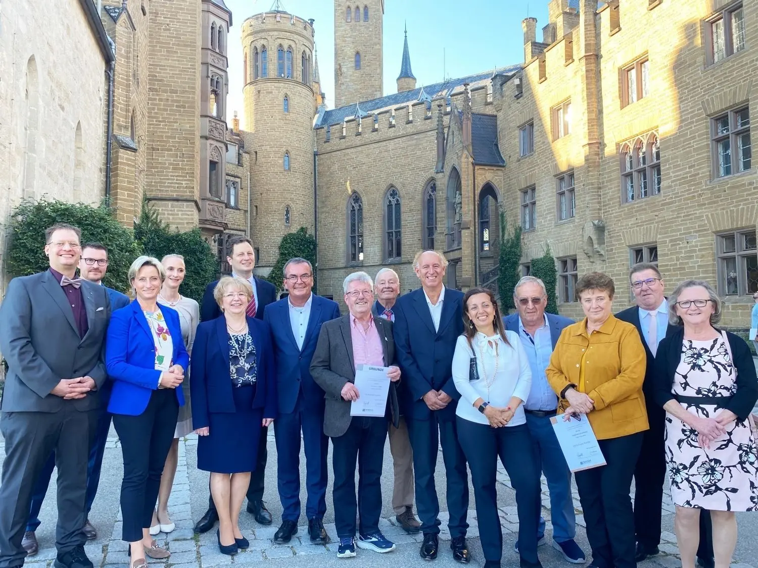 Langjährige Dehoga-Mitglieder wurden während der Jahreshauptversammlung auf Burg Hohenzollern geehrt. Mit dabei: Dehoga-Kreischef Markus Holweger (links), Wirtschaftsministerin Nicole Hoffmeister-Kraut (neben ihm), Georg Friedrich Prinz von Preußen (6. v. l.) und Dehoga-Landespräsident Fritz Engelhardt (7. v. l.).