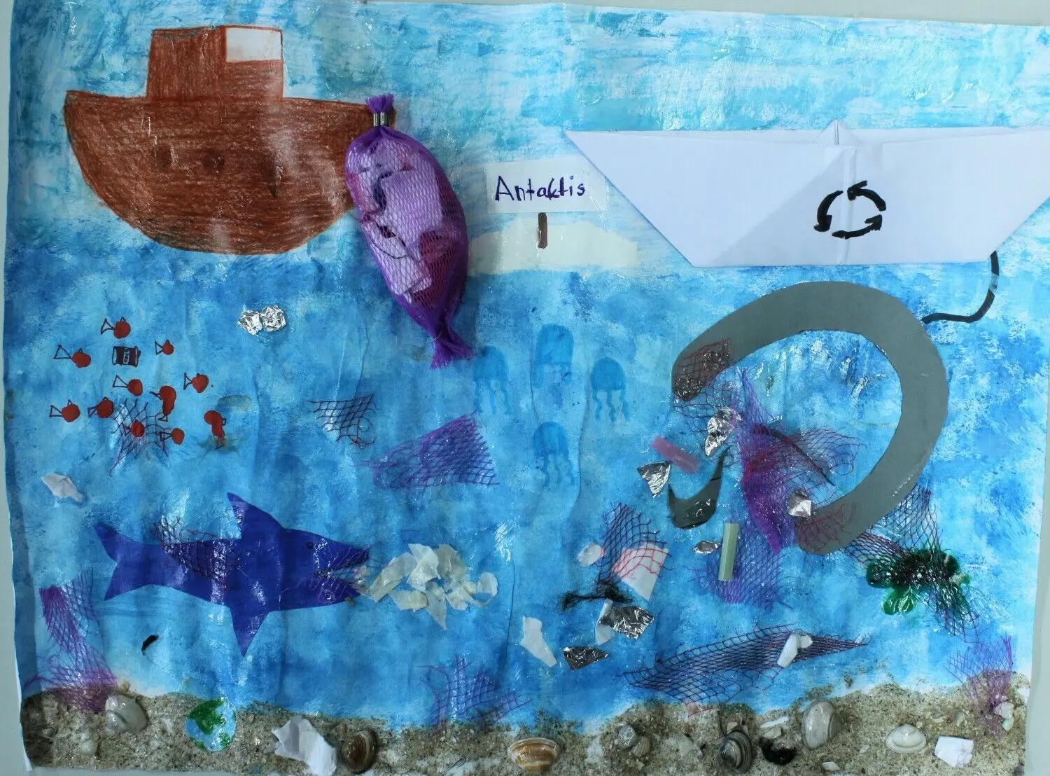 Alena Häußlers Collage von Geisternetzen im Ozean.