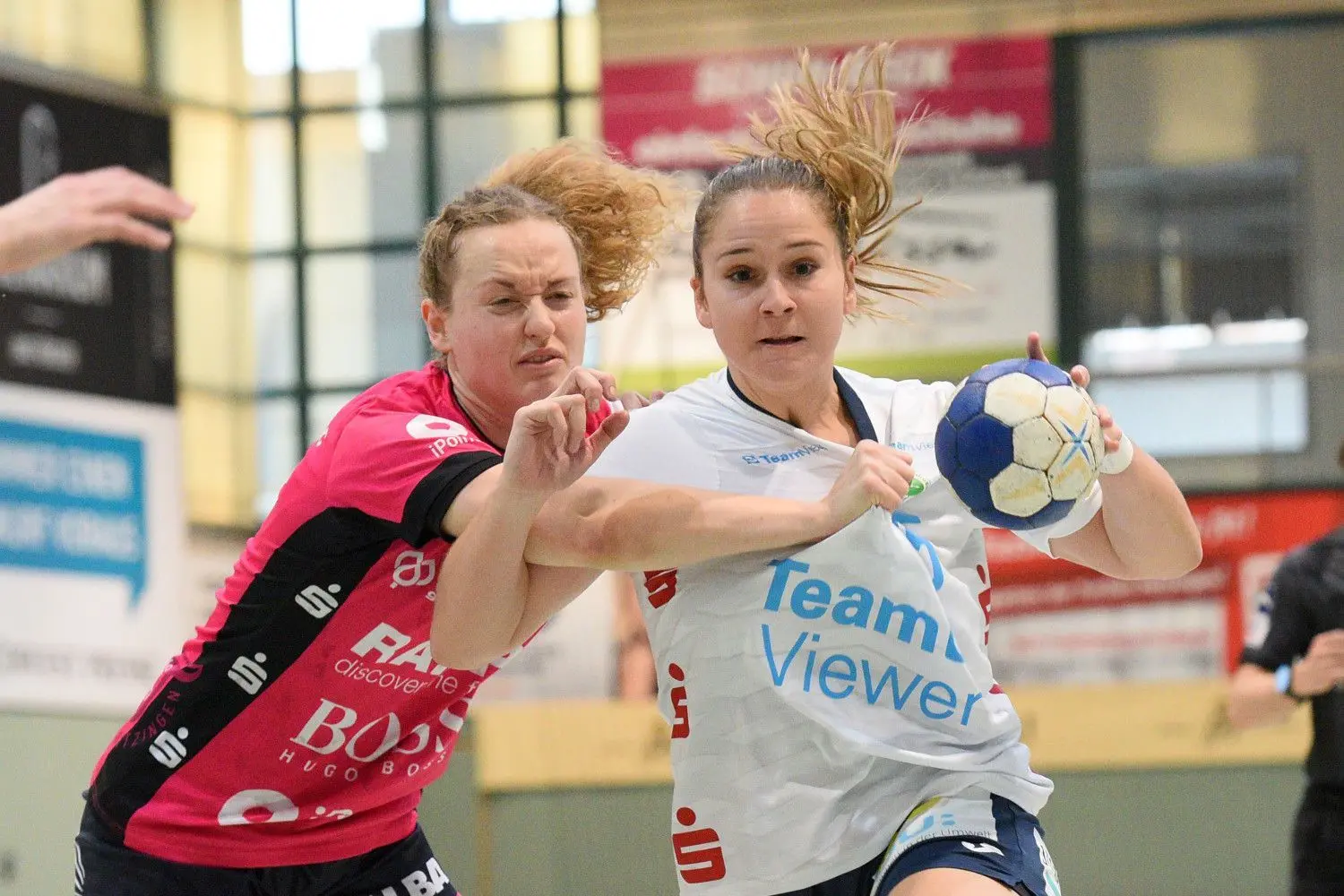 Die Defensive der TuS Metzingen agierte nach anfänglichen Problemen im umkämpften Derby gegen Göppingen zupackend, wie es hier Maren Weigel (links) gegen Pascale Wyder demonstriert.