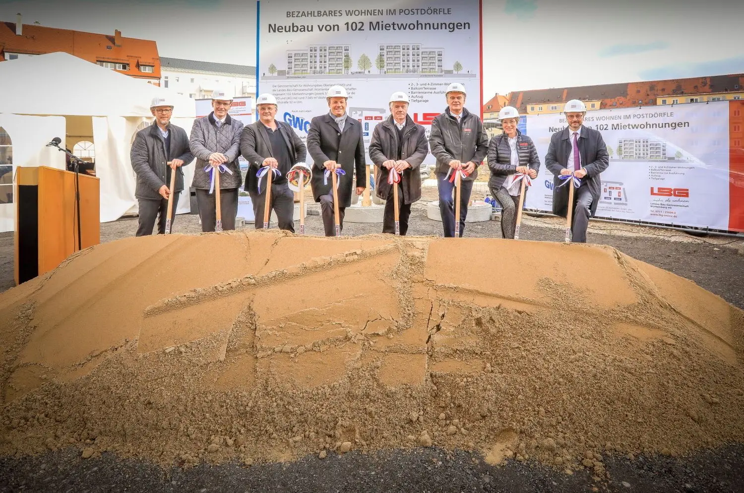 Vertreter der Landes-Bau-Genossenschaft Württemberg, der Genossenschaft Wohnungsbau Oberland und des Architekturbüros ZG Architekt beim obligatorischen Spatenstich im „Postdörfle“. In knapp zweieinhalb Jahren sollen die ersten Mieter einziehen.⇥