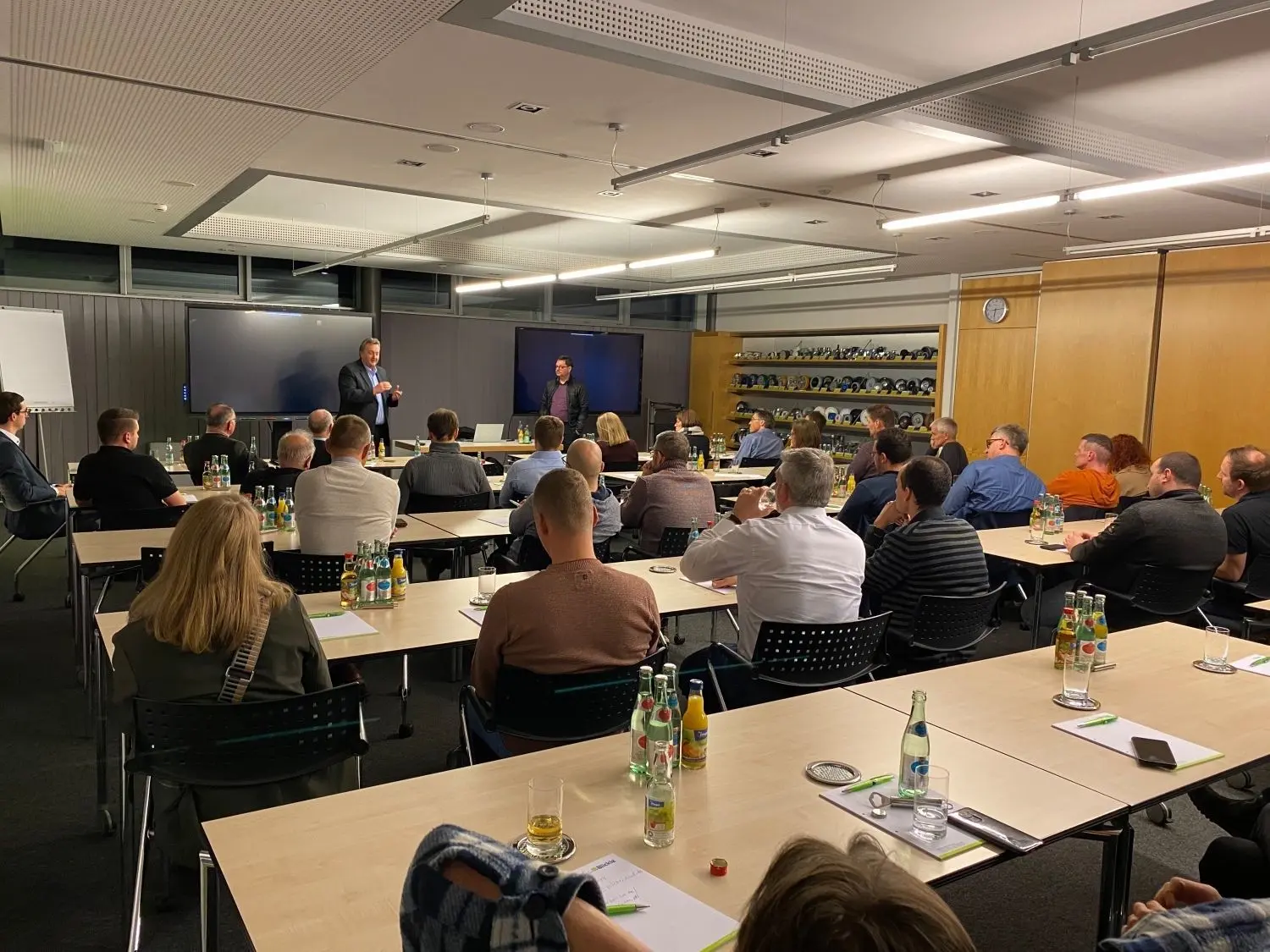 Unternehmensvertreter aus der Gemeinde Rosenfeld informieren sich bei IT-Experte Daniel Lorch zum Thema Cybersicherheit.