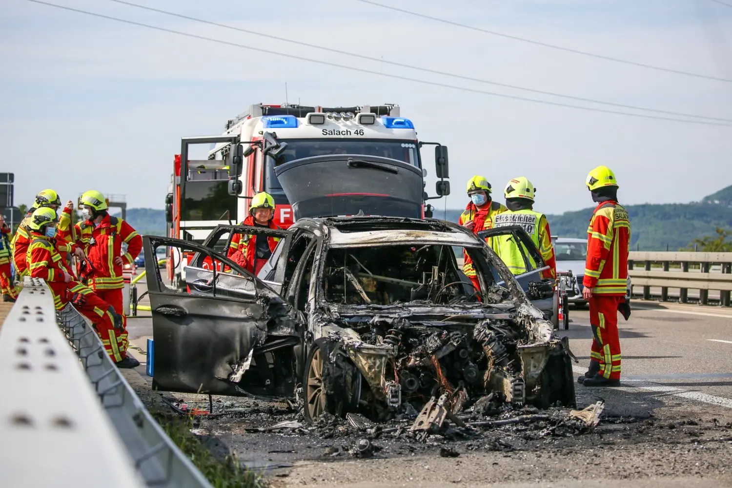 Autobrand auf der B10 bei Süßen.