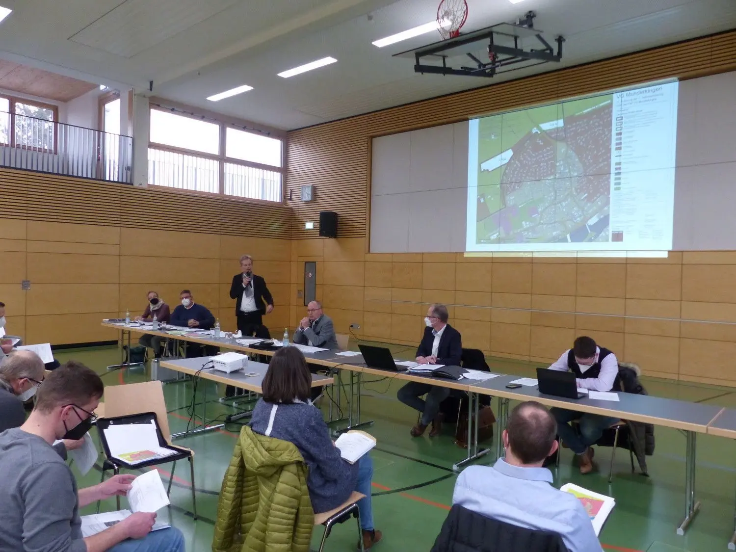 Clemens Künster vom Planungsbüro Künster stellte den Sachverhalt zum geplanten Baugebiet "Schwärze" in Rottenacker dar.⇥