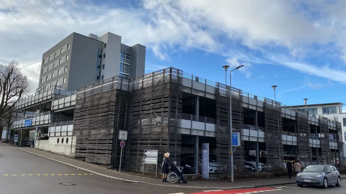 Noch steht an der Ecke Spitalstraße/Hopfenhausstraße in Ehingen das Parkhaus und dahinter das siebenstöckige Verwaltungsgebäude der kreiseigenen ADK GmbH, die sämtliche Kreiskliniken verantwortet. Parkhaus und Verwaltungsgebäude sollen abgerissen werden – sie müssen wohl dem neuen Ehinger Krankenhaus weichen.
Parkhaus Spitalstraße Ehingen (25-01-24)