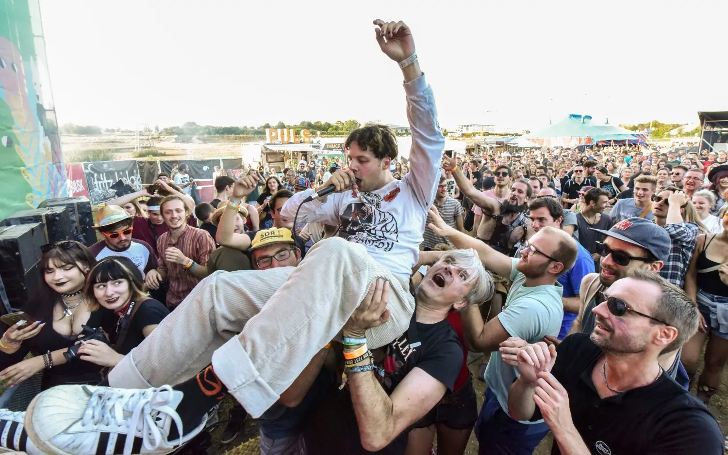 Nicht als einziger surft Erik Heise, Sänger der Band Pabst, über die Köpfe der Fans beim Obstwiesenfestival 2019 hinweg.⇥