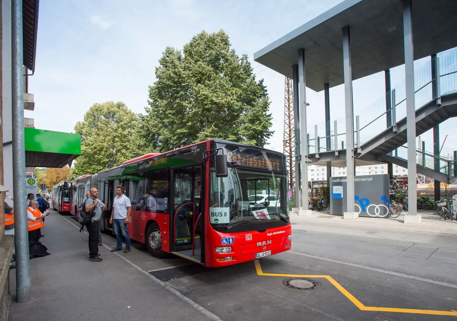 Über den Bahnhofsteg gelangen die Reisenden zur Haltestelle für den Schienenersatzverkehr in der Ulmer Schillerstraße. Nicht alle fanden die Haltestelle sofort, die Beschilderung am Bahnhofs-Eingang soll deshalb verbessert werden.