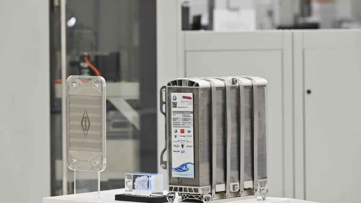 Links eine Bipolarplatte von Dana, rechts ein daraus gefertigtes Stack für einen Brennstoffzellenantrieb auf Wasserstoffbasis.
Neu-Ulm, REINZ Dichtungs-GmbH: Startschuss der Hochvolumenlinie für metallische Biopolarplatten