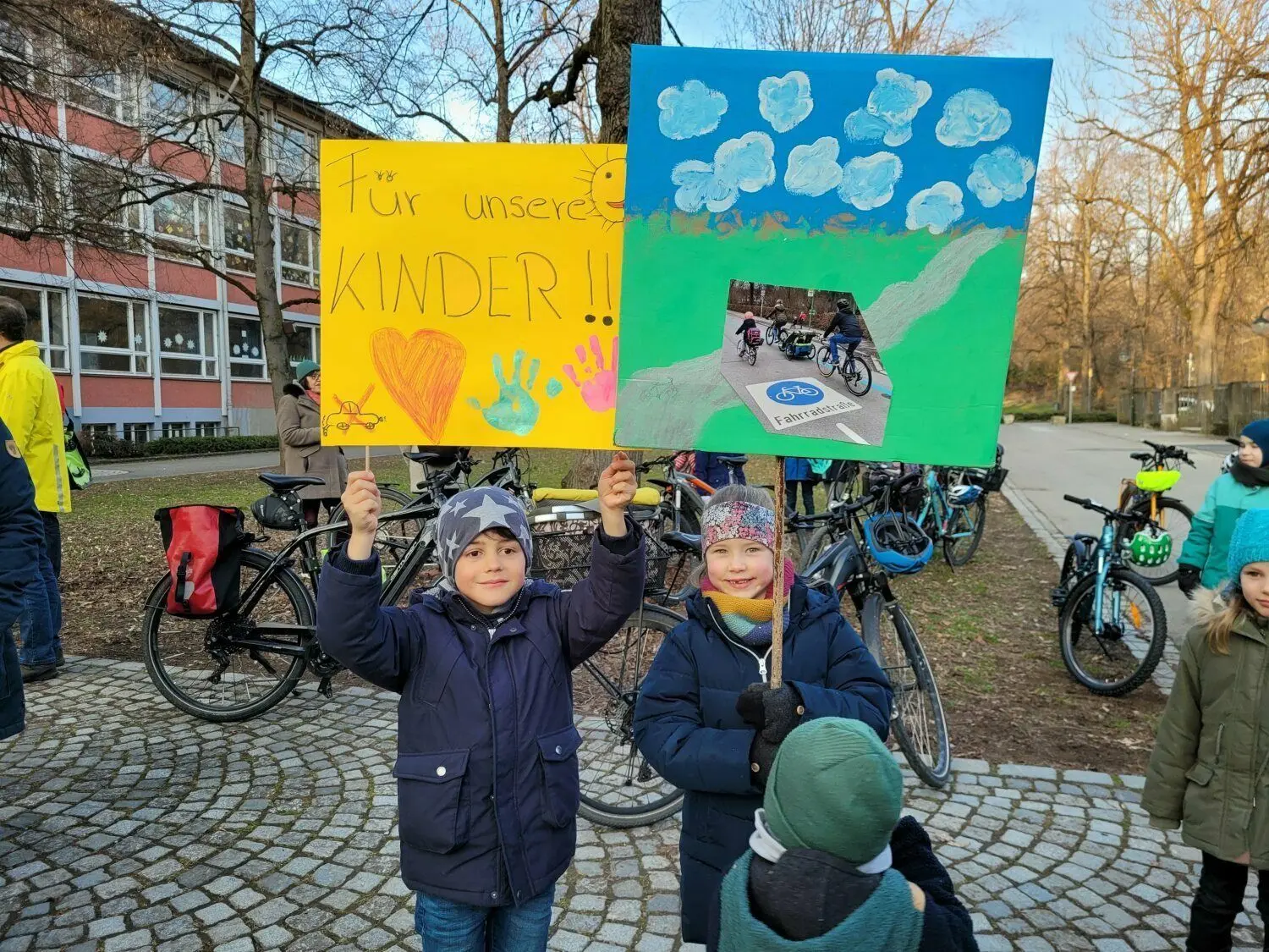 Zusammen mit ihren Eltern zeigten auch Kinder Flagge: Zumal das Befahren der Charlottenstraße mit einem Fahrradanhänger erst durch die Einbahnstraßenregelung komfortabel und sicher geworden ist. Überholende Autofahrer und Wagen im Gegenverkehr sorgten zuvor ständig für gefährliche Engstellen.