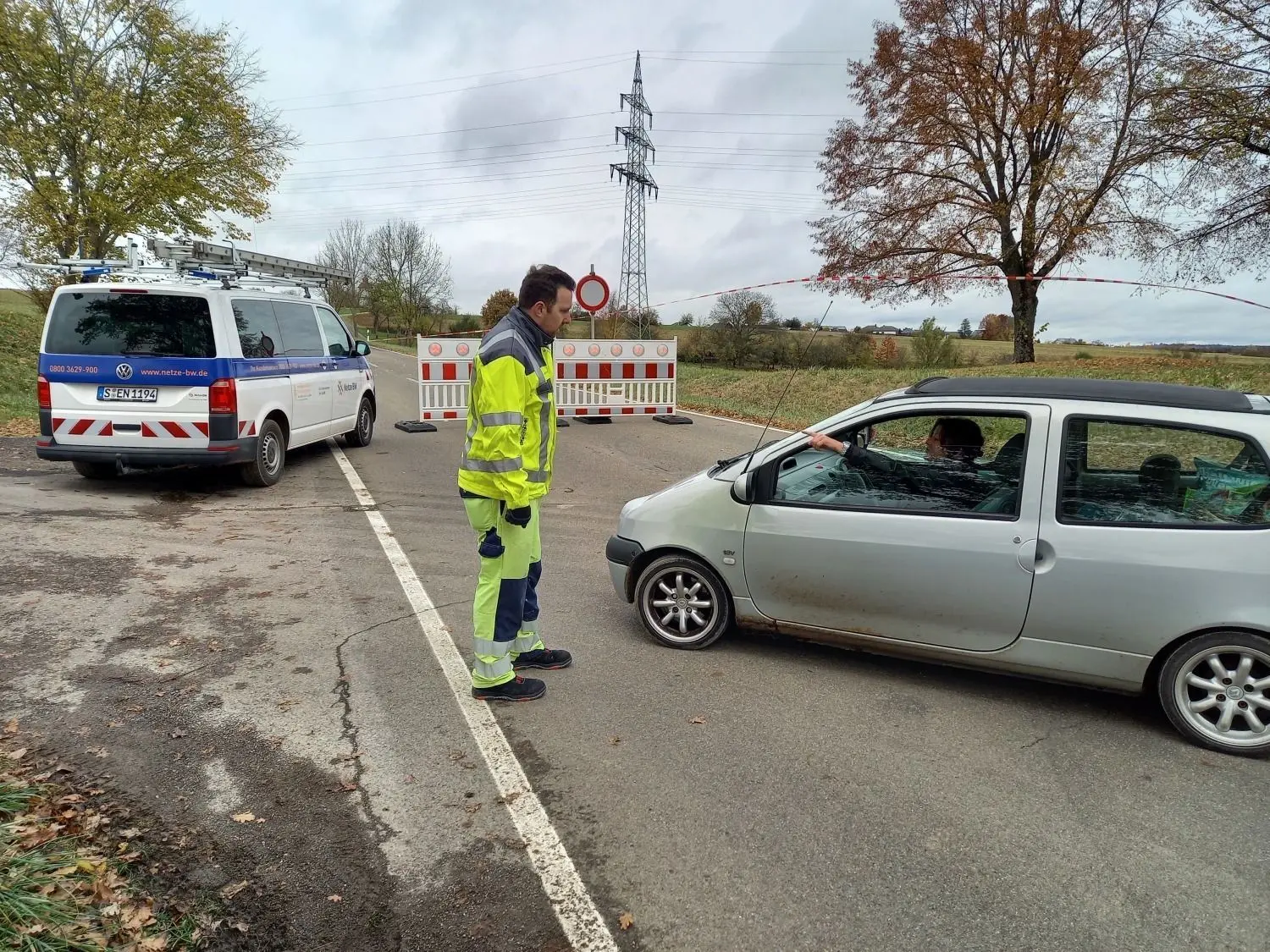 Nach Bittelbronn ist kein Durchkommen mehr. Geduldig erklärte ein Mitarbeiter der Netze BW am Donnerstag den „gestrandeten“ Autofahrern die möglichen Fahrrouten (Bild links). Nur wenige hundert Meter entfernt wurde beim Weildorfer Friedhof am Donnerstagmorgen bei Kälte und Regen an der Sicherung der umliegenden Strommasten  gearbeitet (Bild rechts).