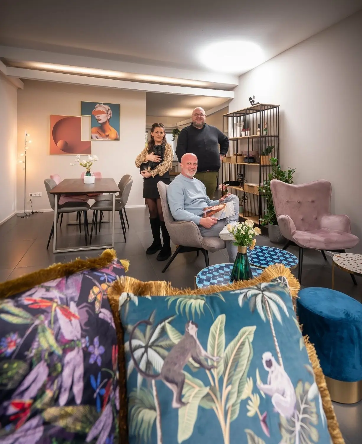 Die Räumlichkeiten im Hafenbad, was machen die Leute hier eigentlich genau? Von links: Büsra Aydemir, Thorsten Ziegenhagen (vorne), Florian Tremmel. ⇥