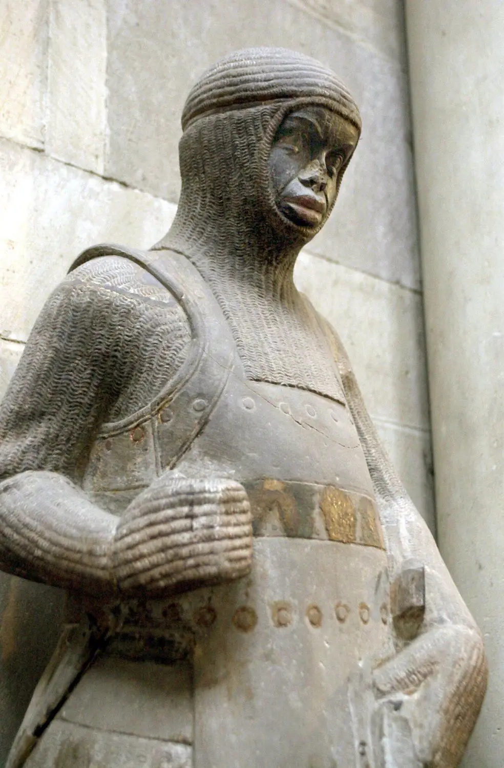 Der heilige Mauritius als Sandsteinstatue im Magdeburger Dom. Bei näherem Hinsehen erst bemerkt der Betrachter, dass dieser Ritter deutlich die Züge eines Schwarzen trägt. ⇥