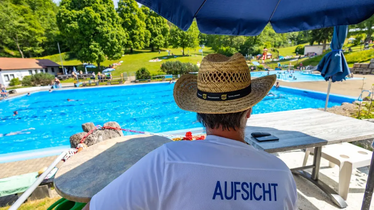 Fachkräfte für den Bäderbetrieb und Rettungsschwimmer sind gefragt. Ohne diese Aufsicht, wie auf dem Bild im Freibad in Bad Boll, ist das Badevergnügen im Freibad nicht möglich. ⇥