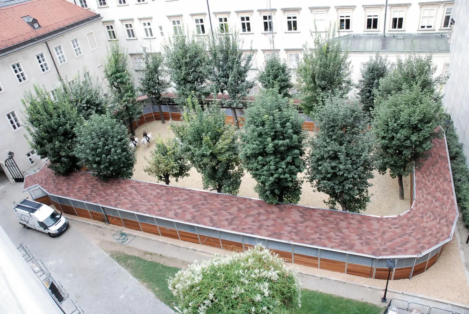 Die Gleitschienen-Führanlage in der Spanischen Hofreitschule in Wien zählt zu den Aushängeschildern des Unternehmens. 20 Pferde können hier trainieren.  Die Gleitschienen-Führanlage in der Spanischen Hofreitschule in Wien zählt zu den Aushängeschildern des Unternehmens. 20 Pferde können hier trainieren. 