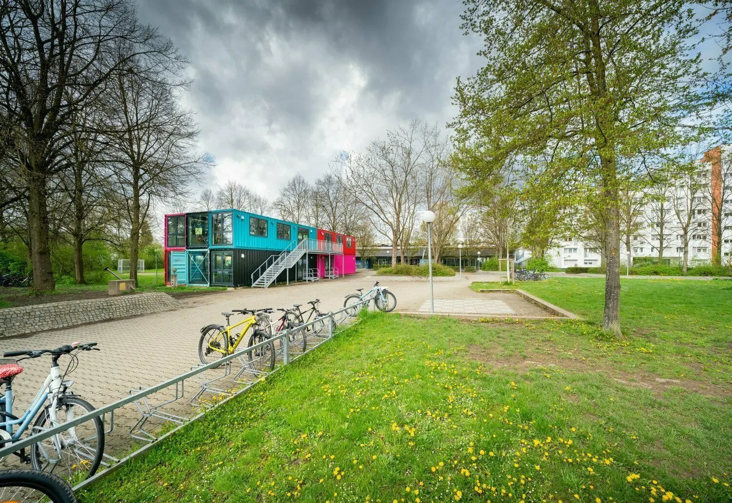 Auf der Fläche der Container soll das neue Stadtteilhaus in Wiblingen entstehen. Ein Teil des Schulhofes würde allerdings auch noch dafür wegfallen. Wo die Container dann aufgestellt werden, ist heute noch nicht klar.